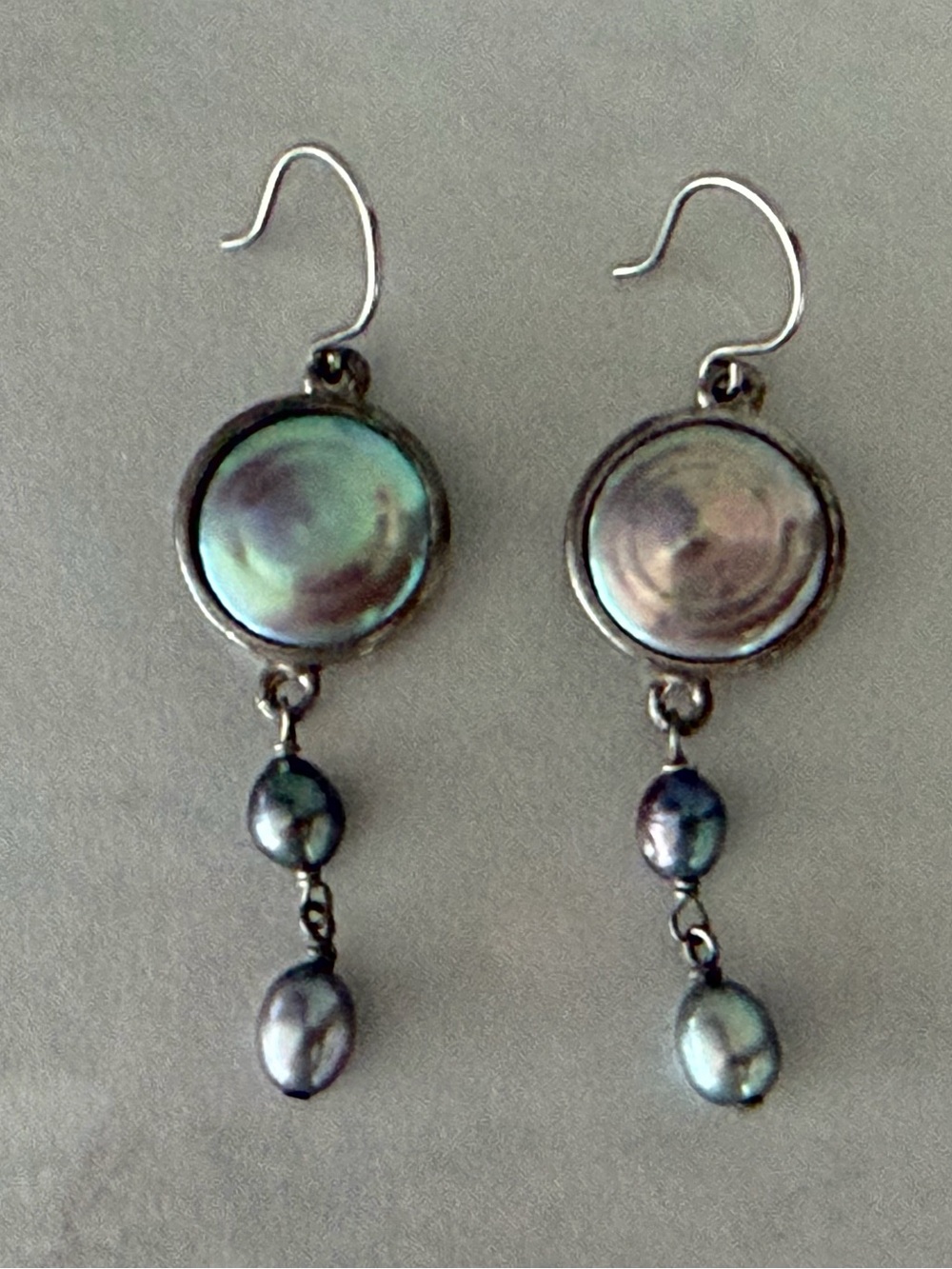 Lovely Vintage Kenneth Cole Silvertone Mother-of-Pearl/Black Pearl Drop Earrings - Picture 4 of 7